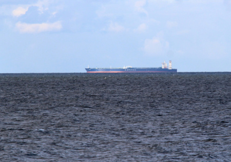 Иранские катера попытались задержать танкер под флагом США