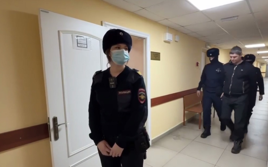 Алексей Долгачев (слева в наручниках)