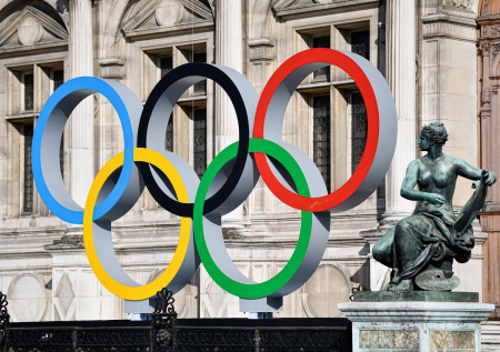 Парад нацистов, горящие птицы, фрик-шоу: скандалы с открытий Олимпиад