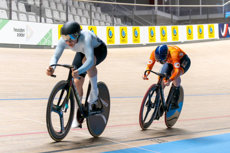 Яна Бурлакова (слева)