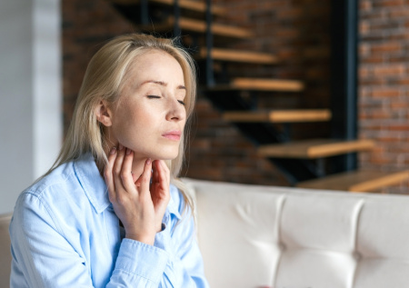 Врач ответил, можно ли заболеть ангиной из-за холодных напитков