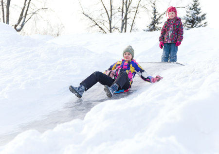 Зимняя традиция Масленицы: как построить безопасную ледяную горку для детей