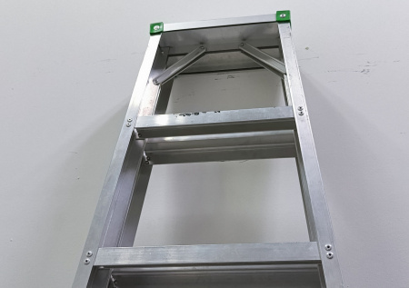 Мужчина удержал лестницу на подбородке и установил рекорд