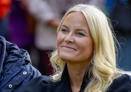 В файлах Эпштейна появилось пикантное фото с участием кронпринцессы Норвегии