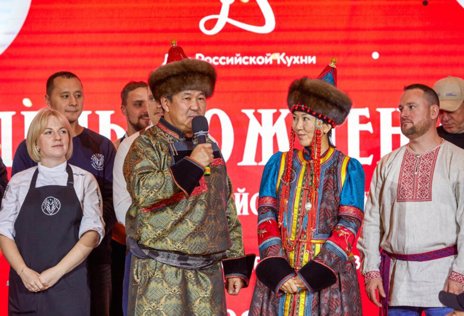 Участники в фудхолле «Дом российской кухни» на ВДНХ в рамках праздничных мероприятий, приуроченных ко Дню народного единства