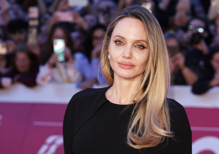 Стало известно о связи Анджелины Джоли с Джеффри Эпштейном