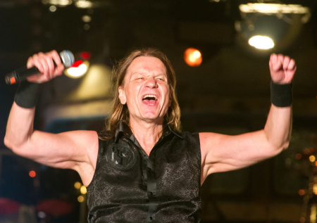 Концерт под обстрелом, проблемы с голосом, санкции: как живет Кипелов