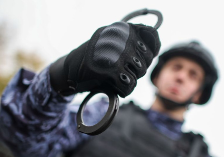 Росгвардейцы задержали угрожавшую зарезать соседку рецидивистку