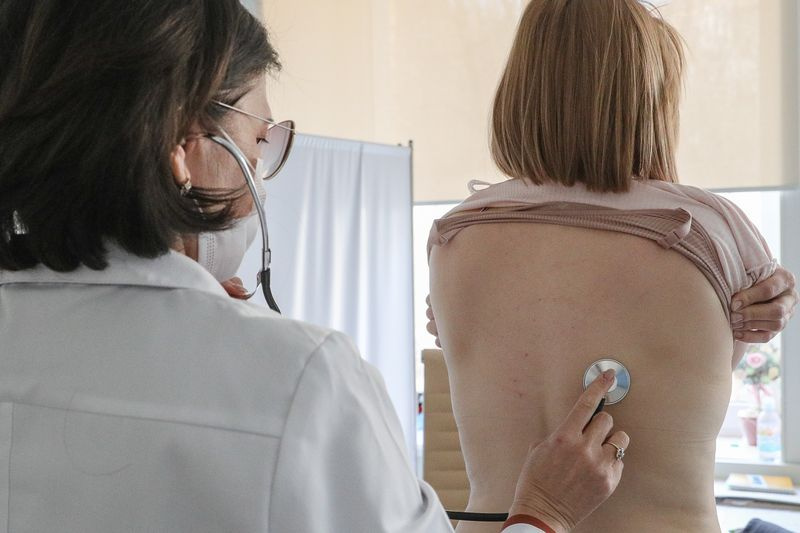 Врач-терапевт во время приема в поликлинике