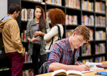 В российских вузах резко сократили платные места