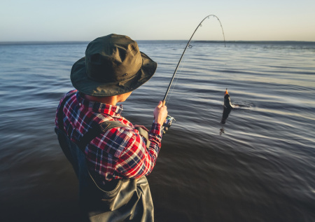 Рыбак показал фото с выловленной в море рыбой размером с человека