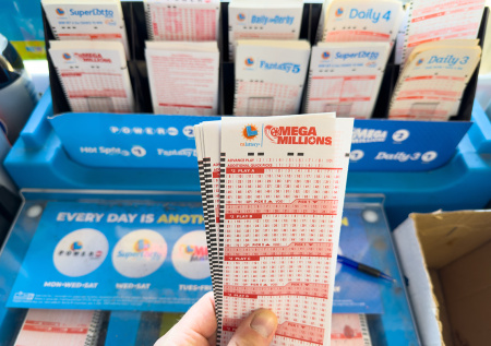 Пенсионерка стала миллионером после 40 лет неудач в лотереях