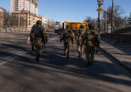 Сотрудники ТЦК избили мужчину и затолкали в микроавтобус