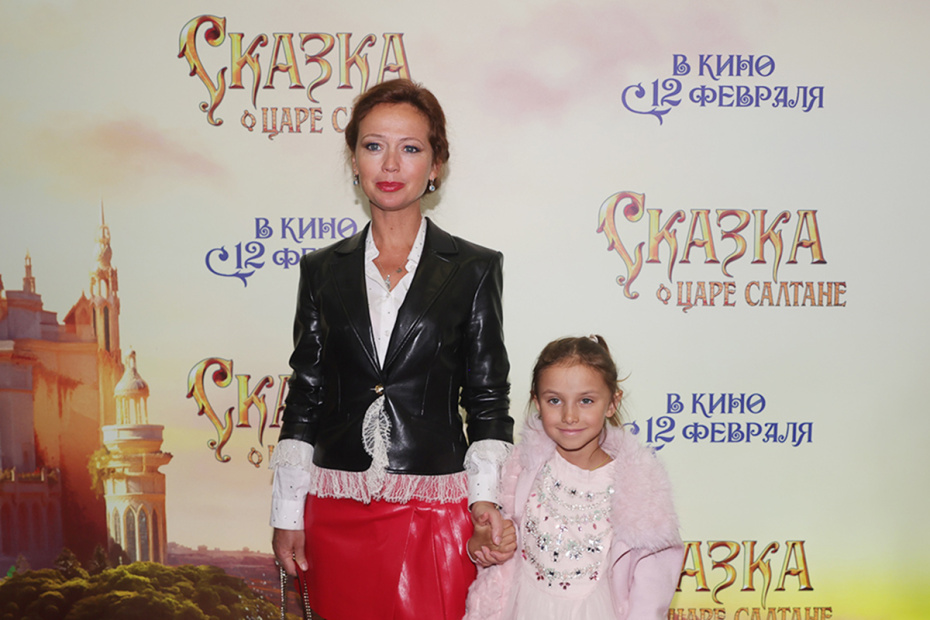 Елена Захарова с дочерью на премьере фильма «Сказка о царе Салтане»