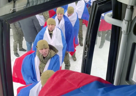 Появились кадры возвращения российских военных из плена