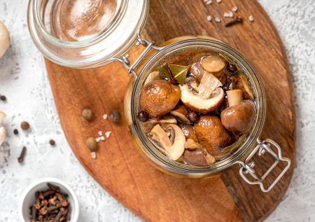 Все закуски ушли на второй план: маринованные шампиньоны — делайте сразу килограмм, они улетают быстрее мяса