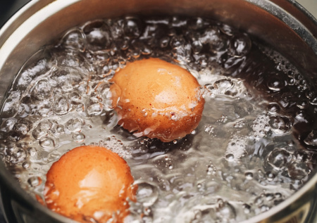 Бросаю это в кастрюлю при варке яиц — скорлупа больше не трескается: кухонная хитрость, о которой знают не все