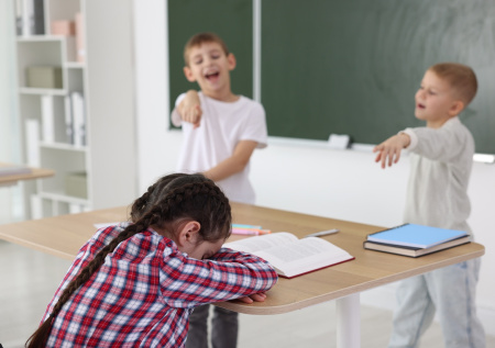 Психолог перечислил признаки ребенка-буллера