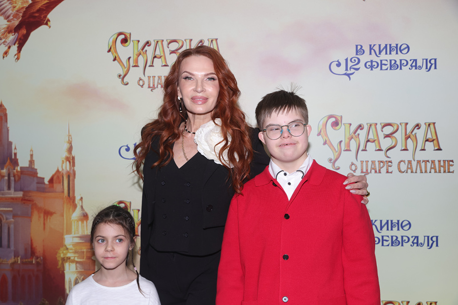 Эвелина Бледанс с сыном Семеном на премьере фильма «Сказка о царе Салтане»