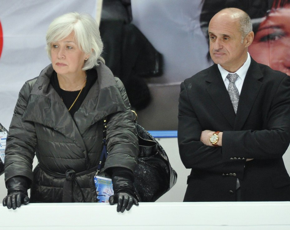 Тренеры Наталья Линичук и Геннадий Карпоносов наблюдают за выступлением фигуристов на шестом этапе Гран-при 2011 по фигурному катанию в Москве