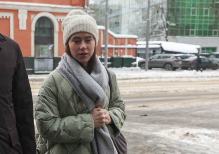 Арестованный блогер пришла в суд с необычной книгой Достоевского