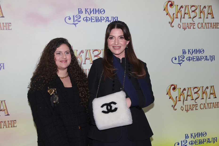 Певица Жасмин с дочерью на премьере фильма «Сказка о царе Салтане»