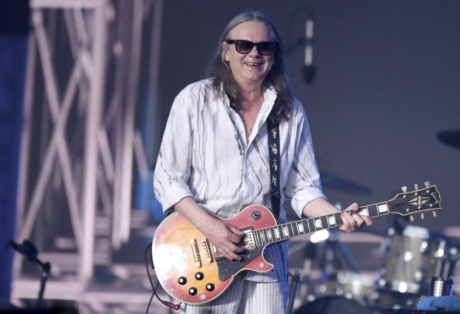 Лидер группы «Чиж и Ко» Сергей Чиграков во время выступления группы на концерте «Рок над Невой» на Дворцовой площади в Санкт-Петербурге, 2023 г.