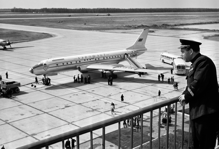 Самолет Ту-104Б, прибывший из Ленинграда в Москву, на летном поле аэропорта Шереметьево