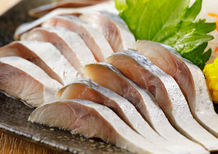 Мариную скумбрию всего за несколько часов без ожидания: быстрый домашний способ, с которым закуска получается нежной и пряной