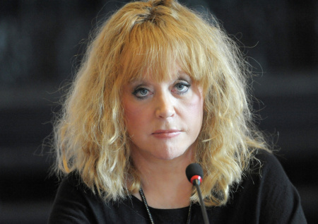 Пугачева бросила могилу родителей: эксклюзивные фото с кладбища