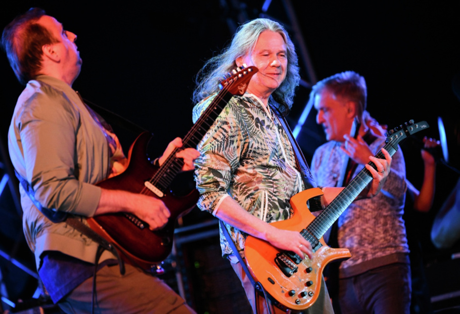 Лидер группы «Чиж и Ко» Сергей Чиграков выступает на джазовом фестивале «Геленджик-молодое», 2024 г.