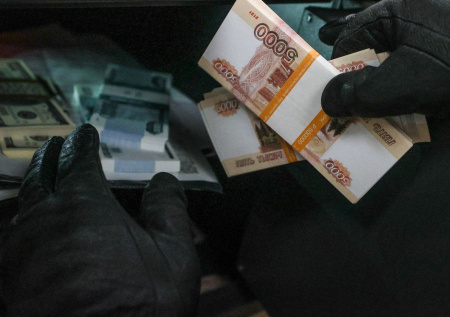 В Петербурге девушка похитила у пенсионерки 2,4 млн рублей