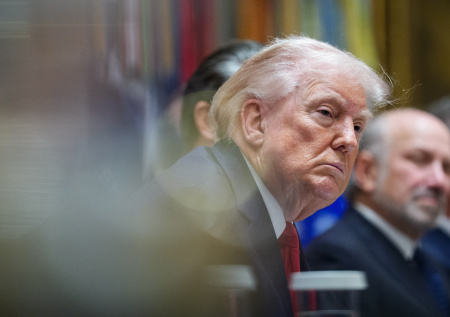 Трамп надел значок с истребителем на фоне обострения отношений с Ираном