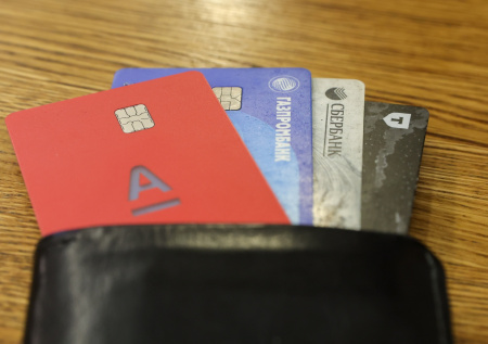 В ЦБ раскрыли, сколько банковских карт должно хватить россиянину