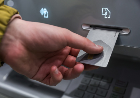 В Госдуме объяснили идею ограничить счета в банках для мигрантов