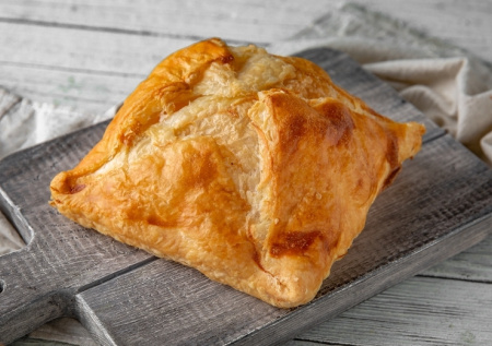 Маленькая девочка из Москвы чуть не распорола себе рот опасной булочкой