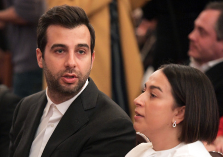 «Почему я с тобой живу?»: жена Урганта отчитала его за отсутствие денег