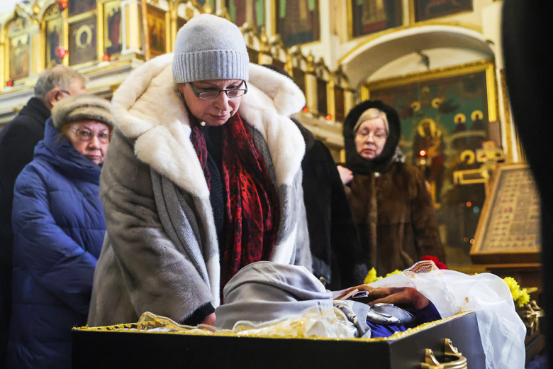 Старшая дочь Алексея Баталова Надежда на церемонии прощания с цирковой артисткой, вдовой актёра Алексея Баталова Гитаной Леонтенко на Преображенском кладбище