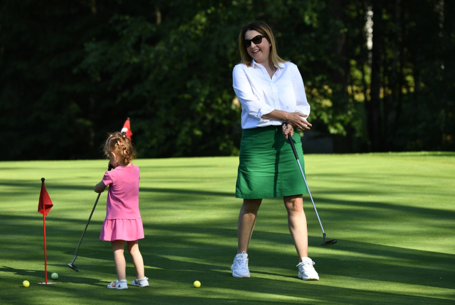 Олимпийский призер по фигурному катанию Ирина Слуцкая участвует вместе с дочерью в турнире по гольфу на фестивале интеллектуальных видов спорта «Сильные фигуры»