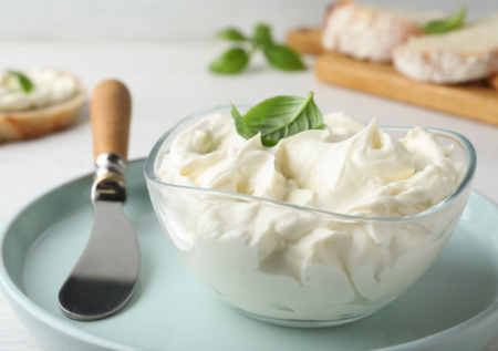 Сыр «Филадельфия» больше не покупаю. Просто наливаю молоко в банку и ставлю в холод на ночь