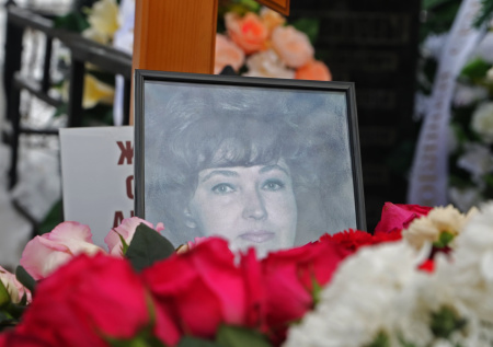 Боль и слезы сына, венок от Малахова: фото прощания с ведущей КВН Жильцовой