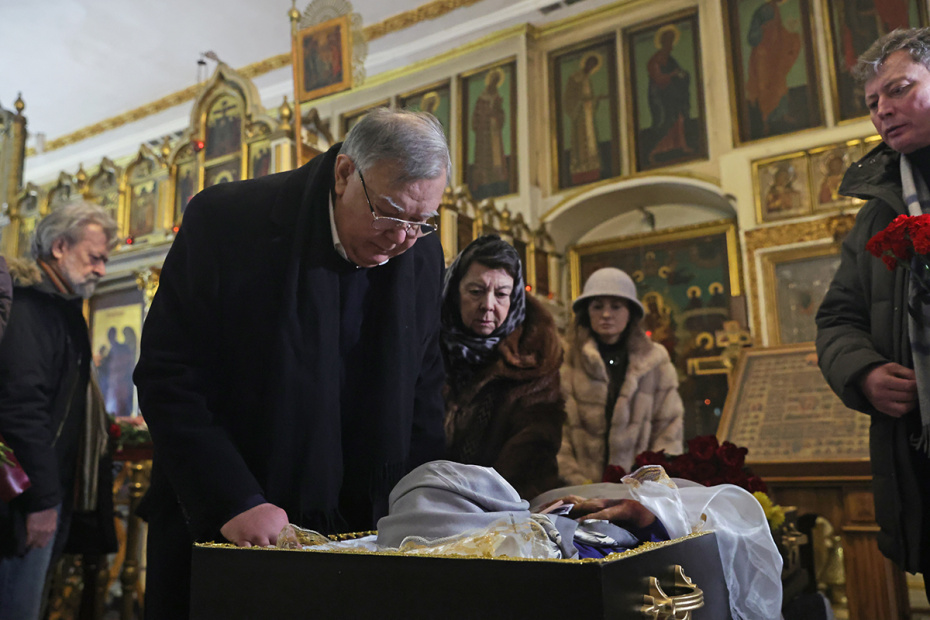 Близкие и родные семьи Баталовых во время церемонии прощания с Гитаной Леонтенко