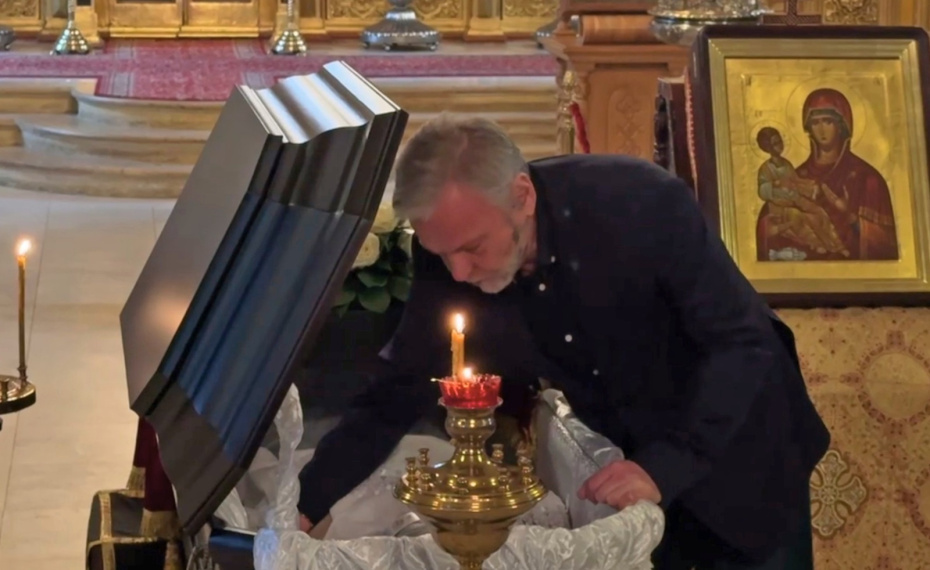 Сын Светланы Жильцовой Иван Серебренников прощается с матерью