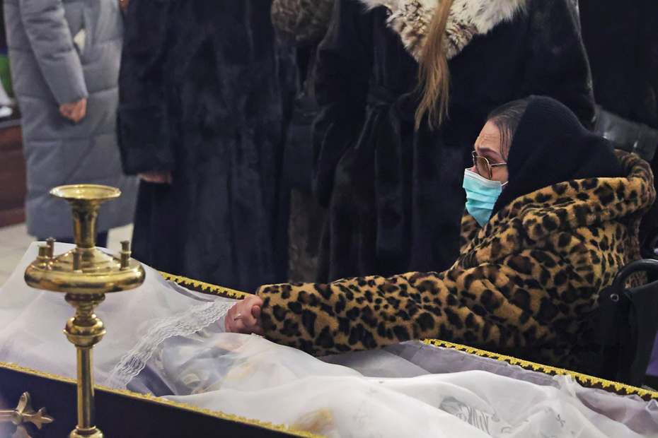Мария Баталова у гроба Гитаны Леонтенко во время церемонии прощания