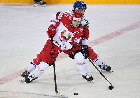 Белорусский хоккеист лишился четырех зубов во время матча