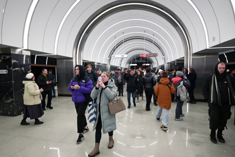 Пассажиры на станции «Путиловская» Красносельско-Калининской линии метрополитена Санкт-Петербурга