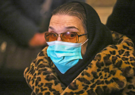 Дочь вдовы Баталова не сдержала эмоций после отпевания матери