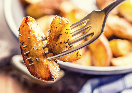 Жареная картошка без лишней соли — секретный ингредиент, превращающий привычный гарнир в ресторанное блюдо