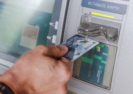 За что банк может заблокировать карту в 2026 году: причины и как избежать