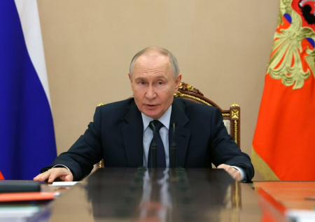 «Отвечают вместе»: Путин оценил вклад писателей в жизнь общества